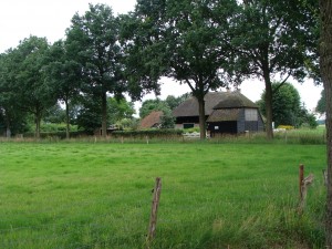 Achterzijde van een Saksische boerderij in Lhee.