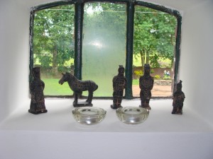 Soldaatjes van het terracotta leger in het koestal-raampje van vakantieappartement Brink en Bos te Dwingeloo.