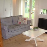 Salontafel met bank in vakantiewoning Brink en Bos Dwingeloo.