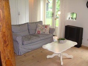 Salontafel met bank in vakantiewoning Brink en Bos Dwingeloo.